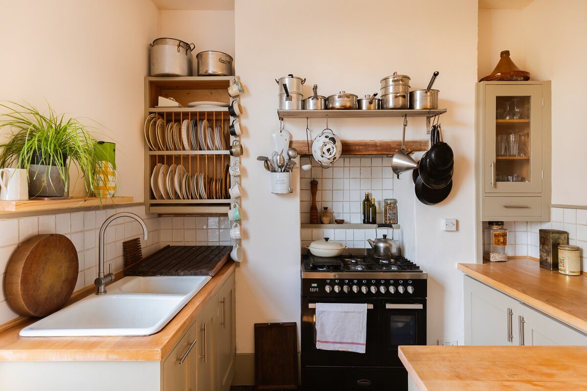 Cozy Cottage Style in a London House with a Garden 7 charming-cottage-kitchen-open-shelves-nordroom