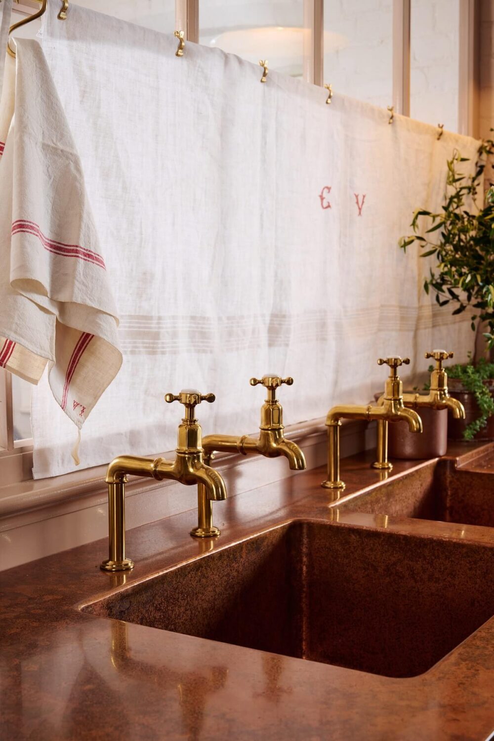 Copper Worktops in A Sebastian Cox Kitchen by deVOL 4 copper-worktop-brass-fittings-nordroom
