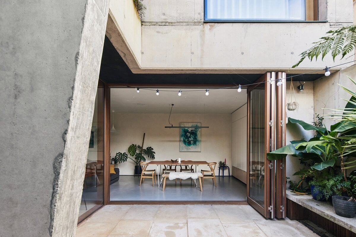A Modern House Centered Around a Courtyard 7 courtyard-garden-dining-room-nordroom