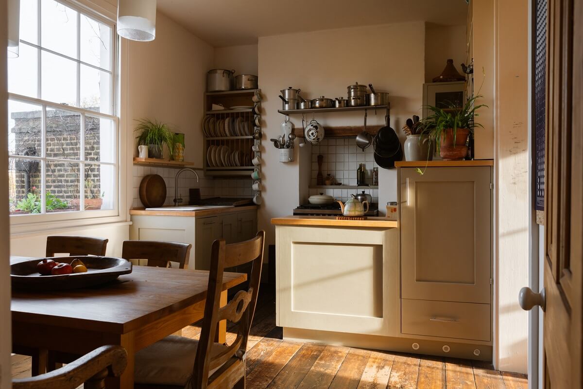 Cozy Cottage Style in a London House with a Garden 6 cozy-cottage-kitchen-wooden-floor-nordroom
