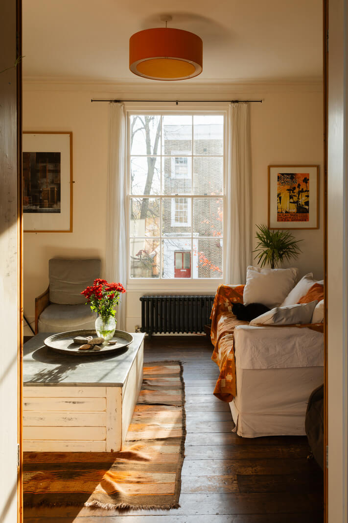 Cozy Cottage Style in a London House with a Garden 3 cozy-living-room-wooden-floor