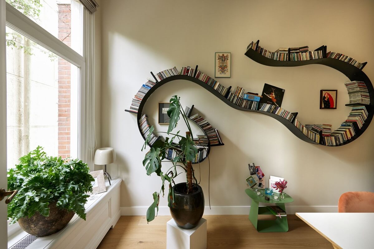 A Light Historic House in Amsterdam 10 curved-bookshelf