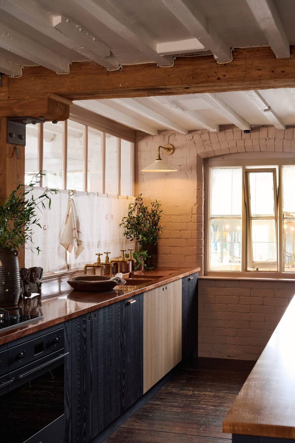 Best of 2023: Kitchens 16 devol-sebastian-cox-kitchen-cabinets-nordroom
