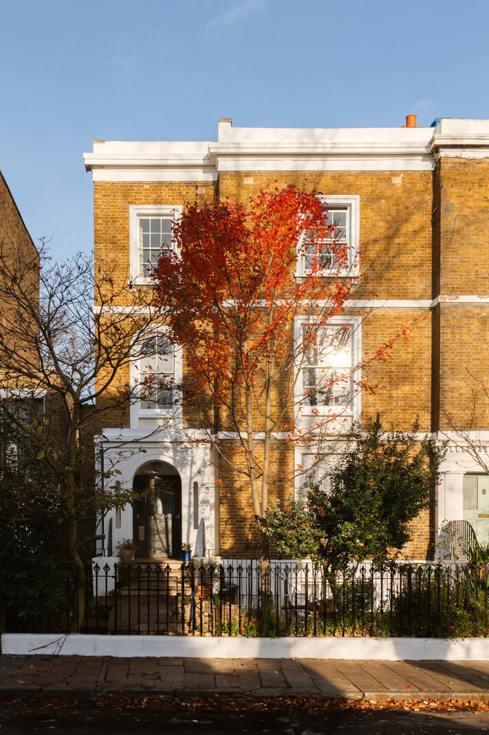 Cozy Cottage Style in a London House with a Garden 28 facade-historic-townhouse-england-nordroom