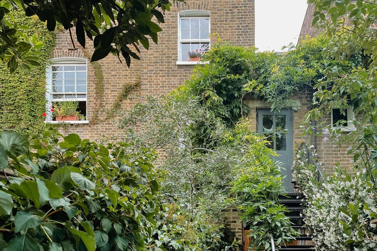 Cozy Cottage Style in a London House with a Garden 26 green-garden-facade