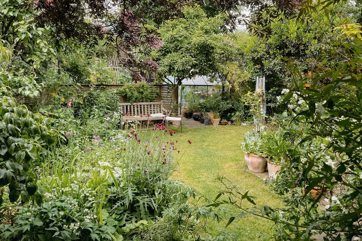 Cozy Cottage Style in a London House with a Garden 24 green-garden-with-lawn-nordroom