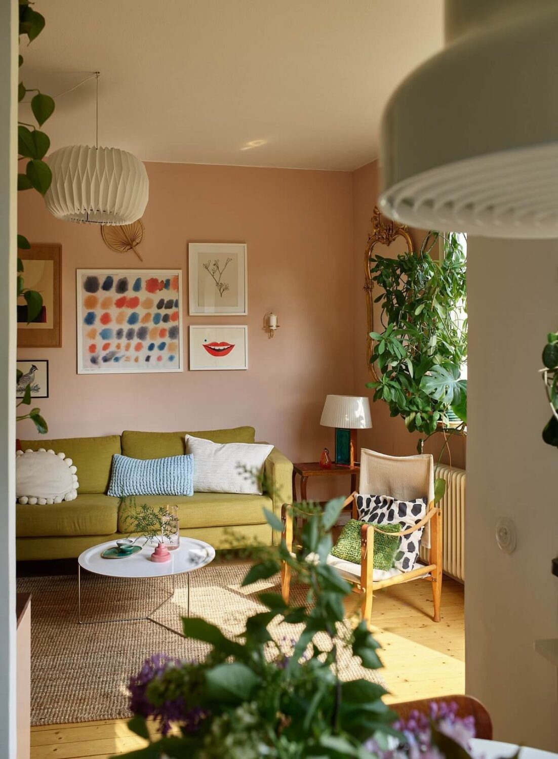 Best of 2023: Studio Apartments 6 green sofa pink walls plants studio apartment nordroom