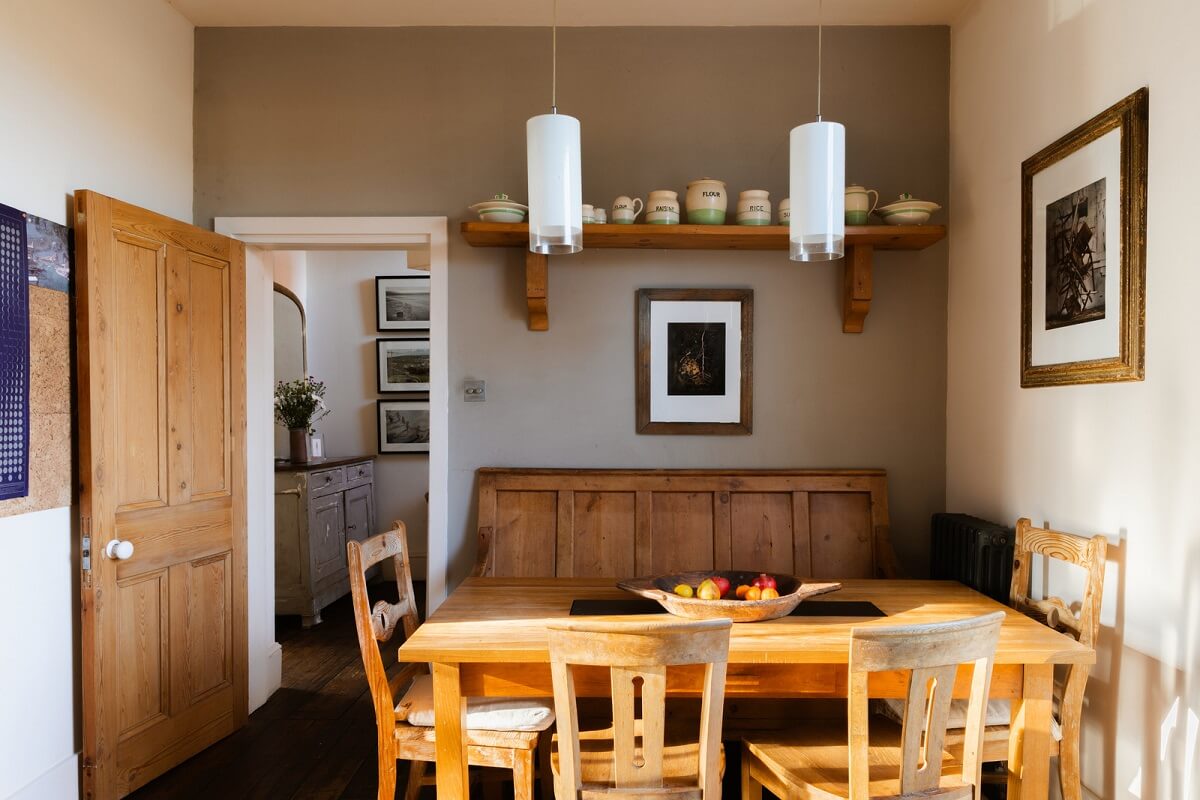 Cozy Cottage Style in a London House with a Garden 10 kitchen-dining-space-wooden-bench