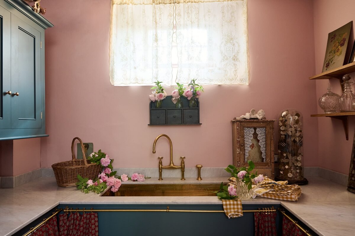 A Small Tour of Pearl Lowe's Stunning deVOL Laundry Room 2 laundry-room-devol-cabinets-pearl-lowe-pink-walls-nordroom
