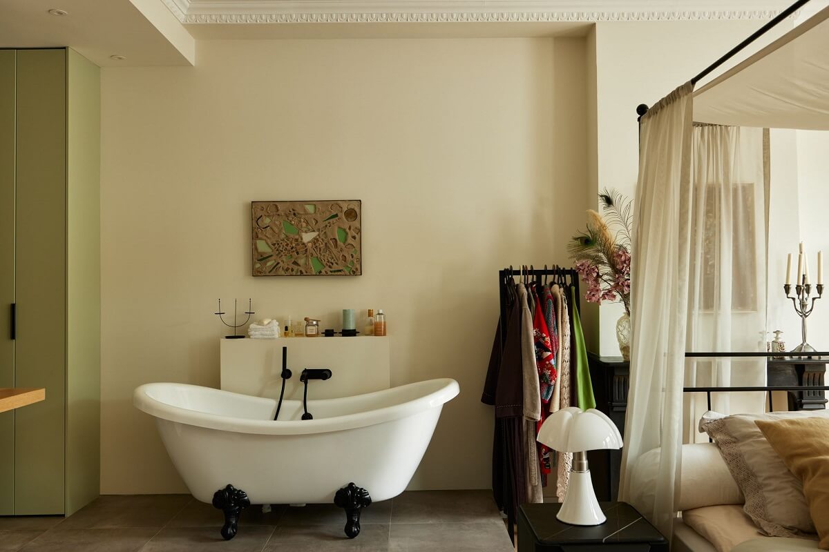 A Light Historic House in Amsterdam 12 master-bedroom-freestanding-bath-nordroom