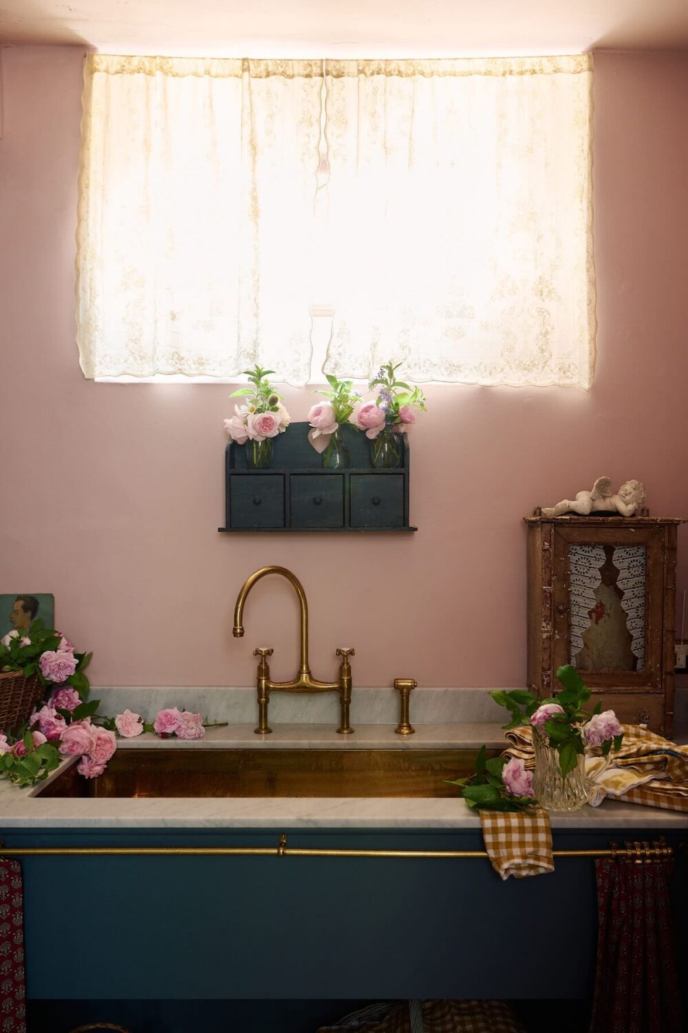 A Small Tour of Pearl Lowe's Stunning deVOL Laundry Room 4 pearl-lowe-utility-room-devol-nordroom