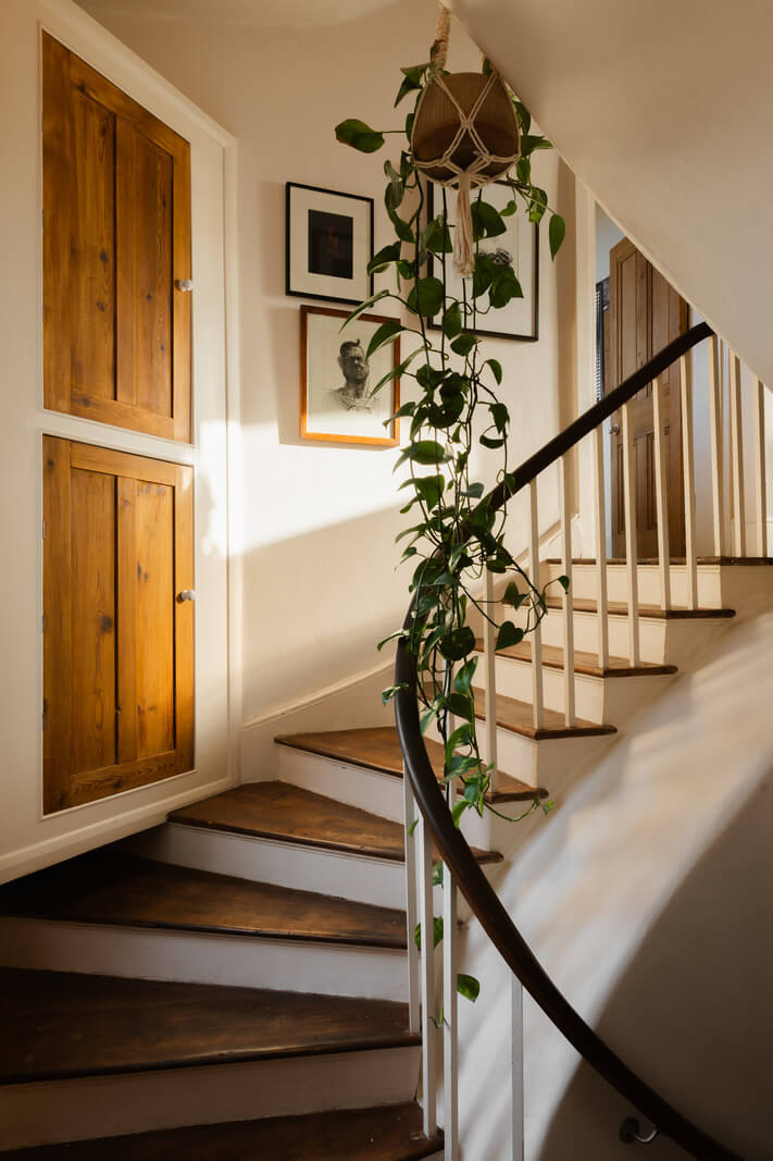 Cozy Cottage Style in a London House with a Garden 11 spiral-staircase-hanging-plant-nordroom