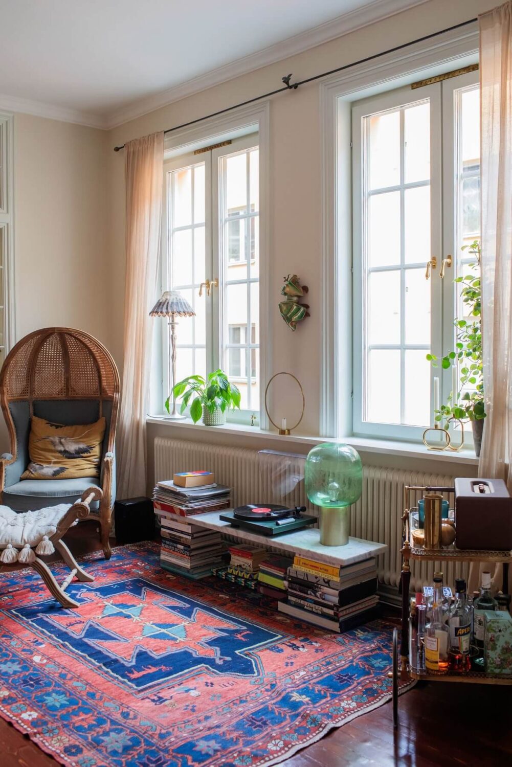 A Cozy Swedish Apartment with a Green Kitchen 1 window seating large rug