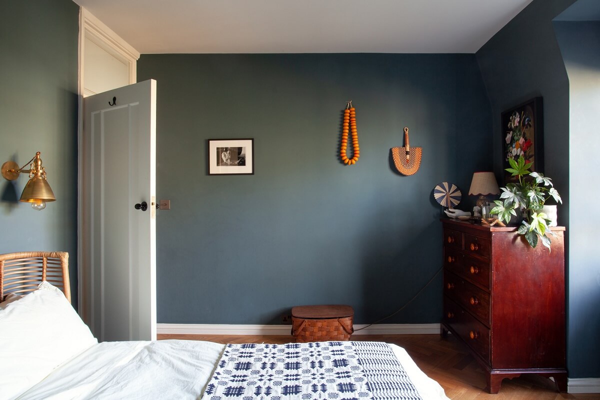 A Charming Apartment in an Art Deco Building in London 10 bedroom-dark-blue-walls-nordroom