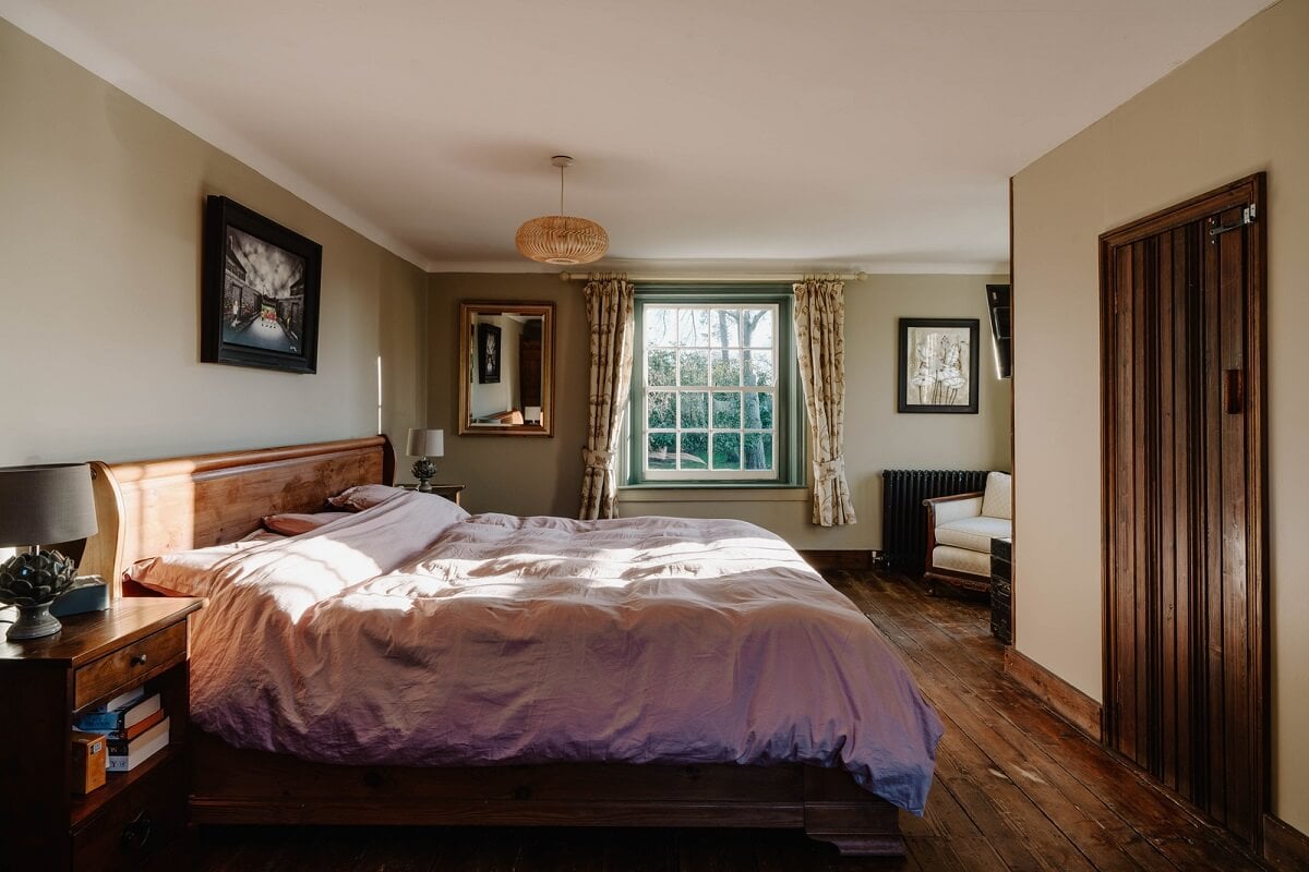 A Cozy Historic English Country House with Exposed Beams 16 bedroom wooden floor english country house