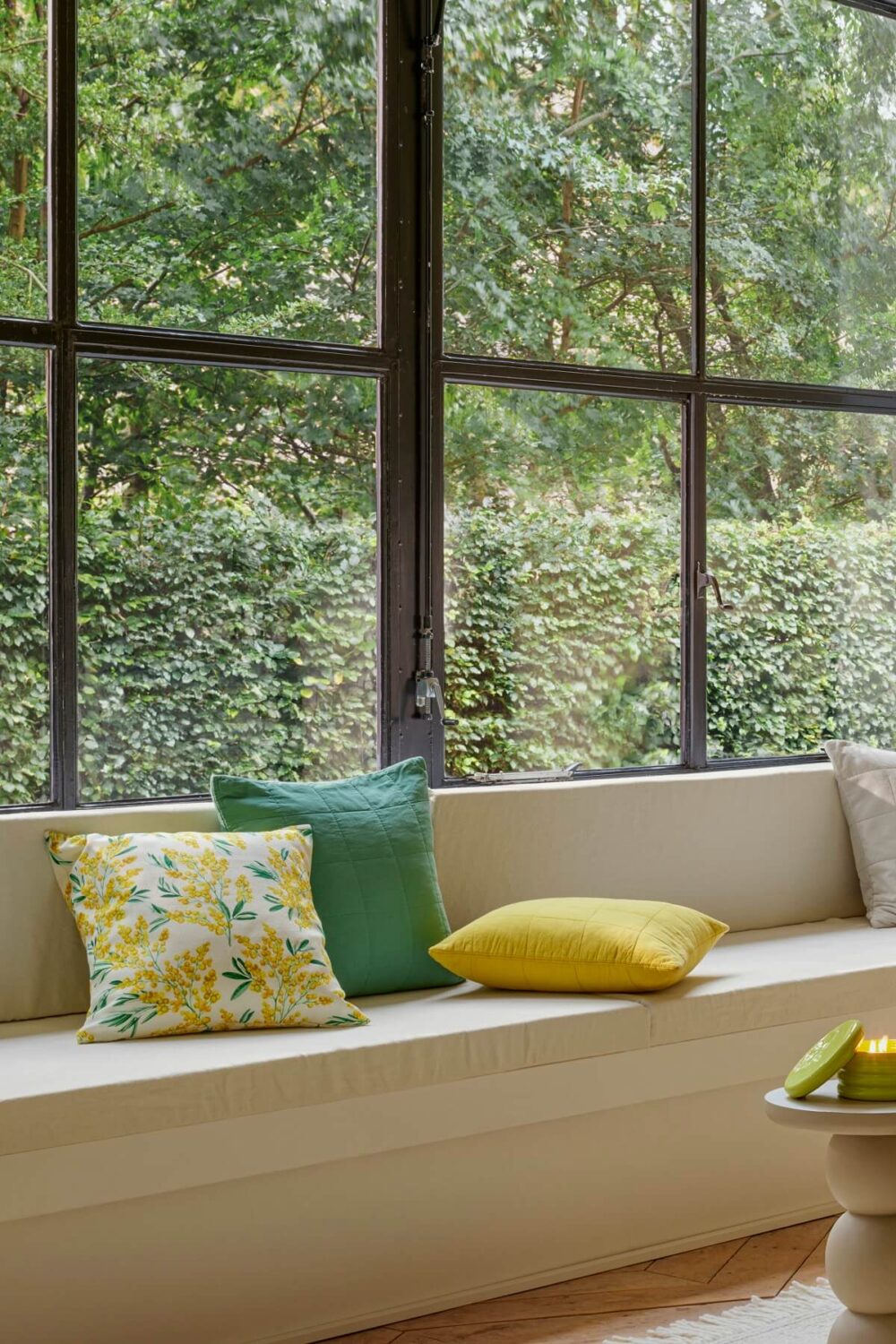 H&M HOME Spring Collection 2024: Fresh & Clean 4 bench-colorful-pillows-hm-home-spring-2024-nordroom