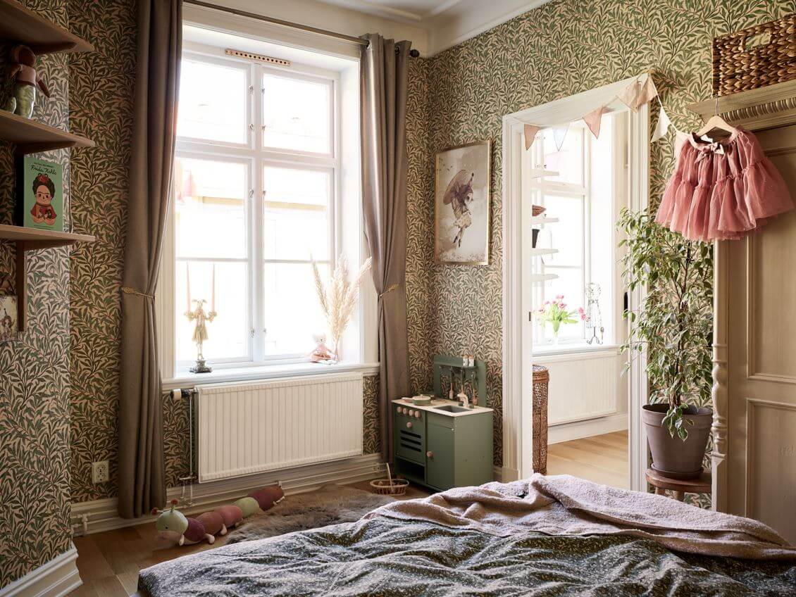 William Morris Wallpaper in a Scandinavian Apartment 10 children bedroom green wallpaper bookshelves