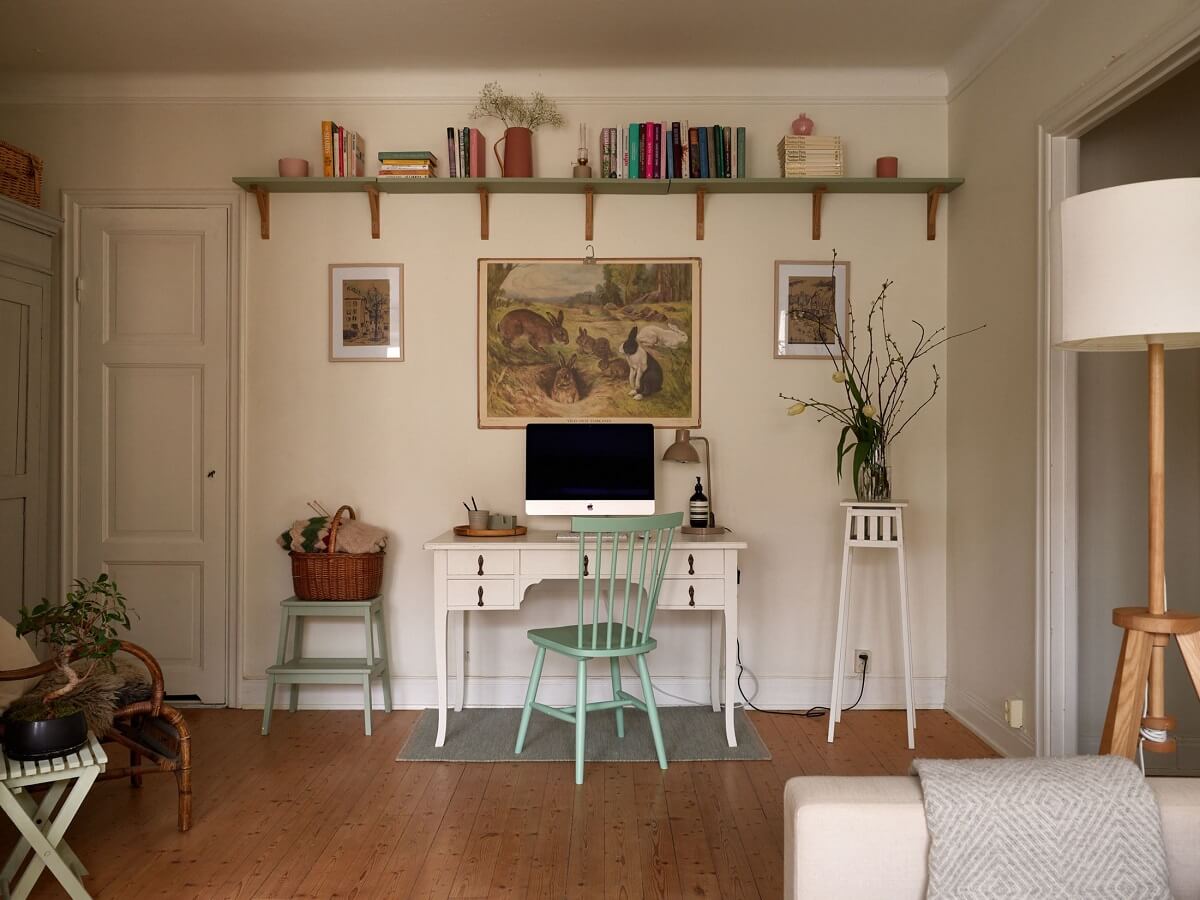 A Charming Swedish Apartment with a Cottage-Style Kitchen 6 cozy nordic living room with home office and high shelf nordroom