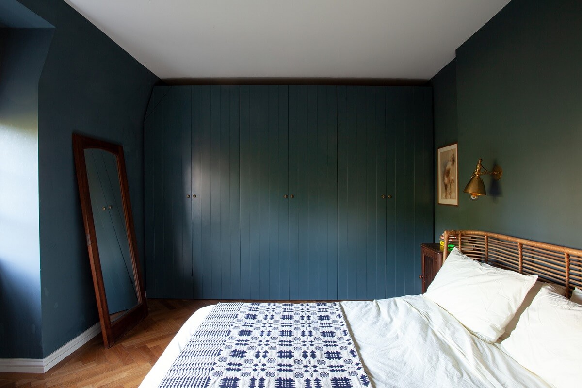 A Charming Apartment in an Art Deco Building in London 8 dark-blue-bedroom-built-in-wardrobes-nordroom