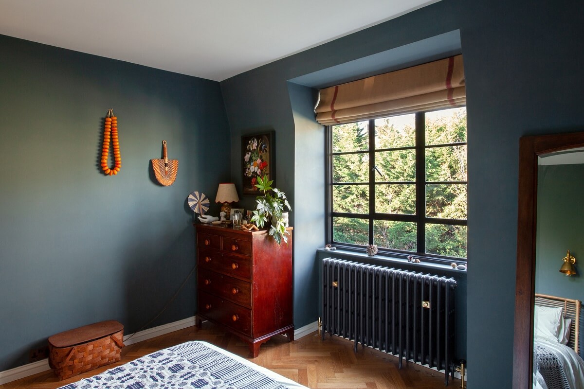 A Charming Apartment in an Art Deco Building in London 9 dark-blue-walls-bedroom-nordroom