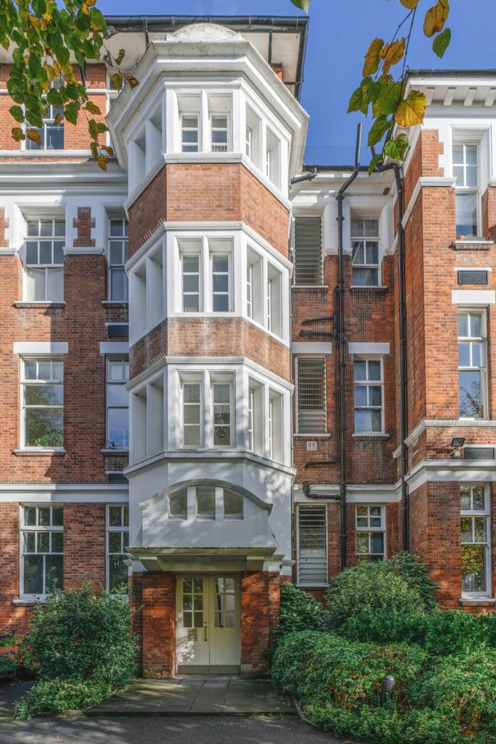 High Ceilings and Modern Design in a Light London Apartment 20 exterior london apartment