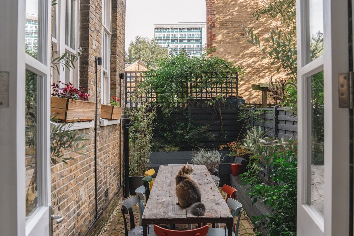 High Ceilings and Modern Design in a Light London Apartment 16 garden light london apartment