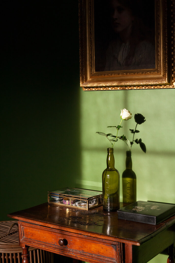 Bold Colors in a Charming Historic House in England 23 green-bedroom-detail-nordroom