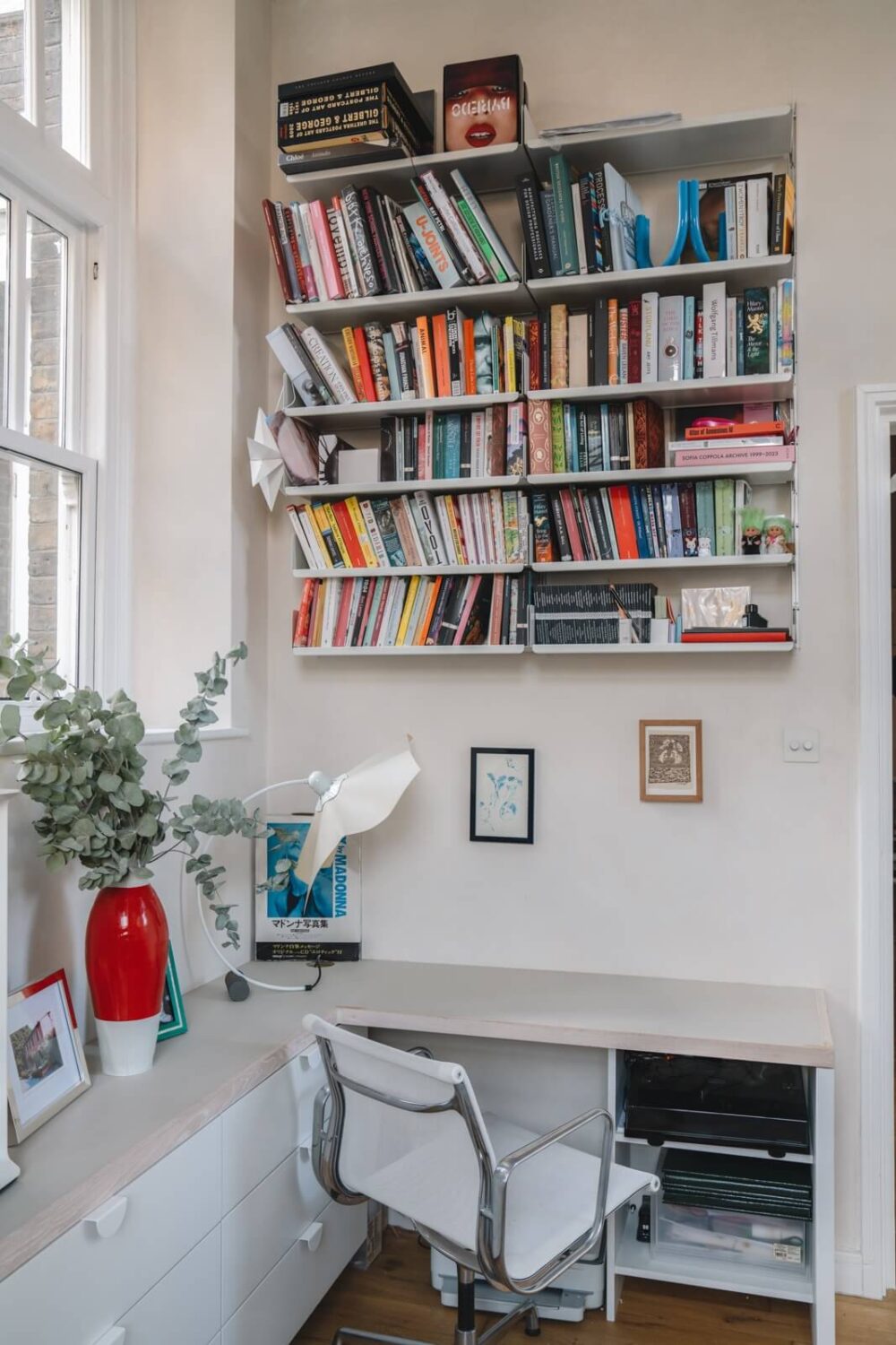 50+ Rooms That Prove ‘The Unexpected Red Theory’ Really Works 30 home office modern london apartment bookshelves