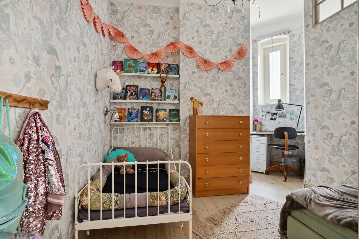 A Swedish Apartment with a Lovely Kitchen 13 kids-bedroom-wallpaper-shelves-nordroom