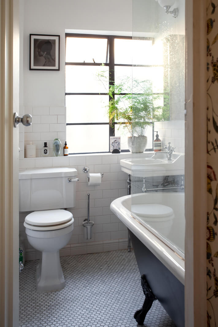 A Charming Apartment in an Art Deco Building in London 14 light-bathroom-clawfoot-bath-nordroom