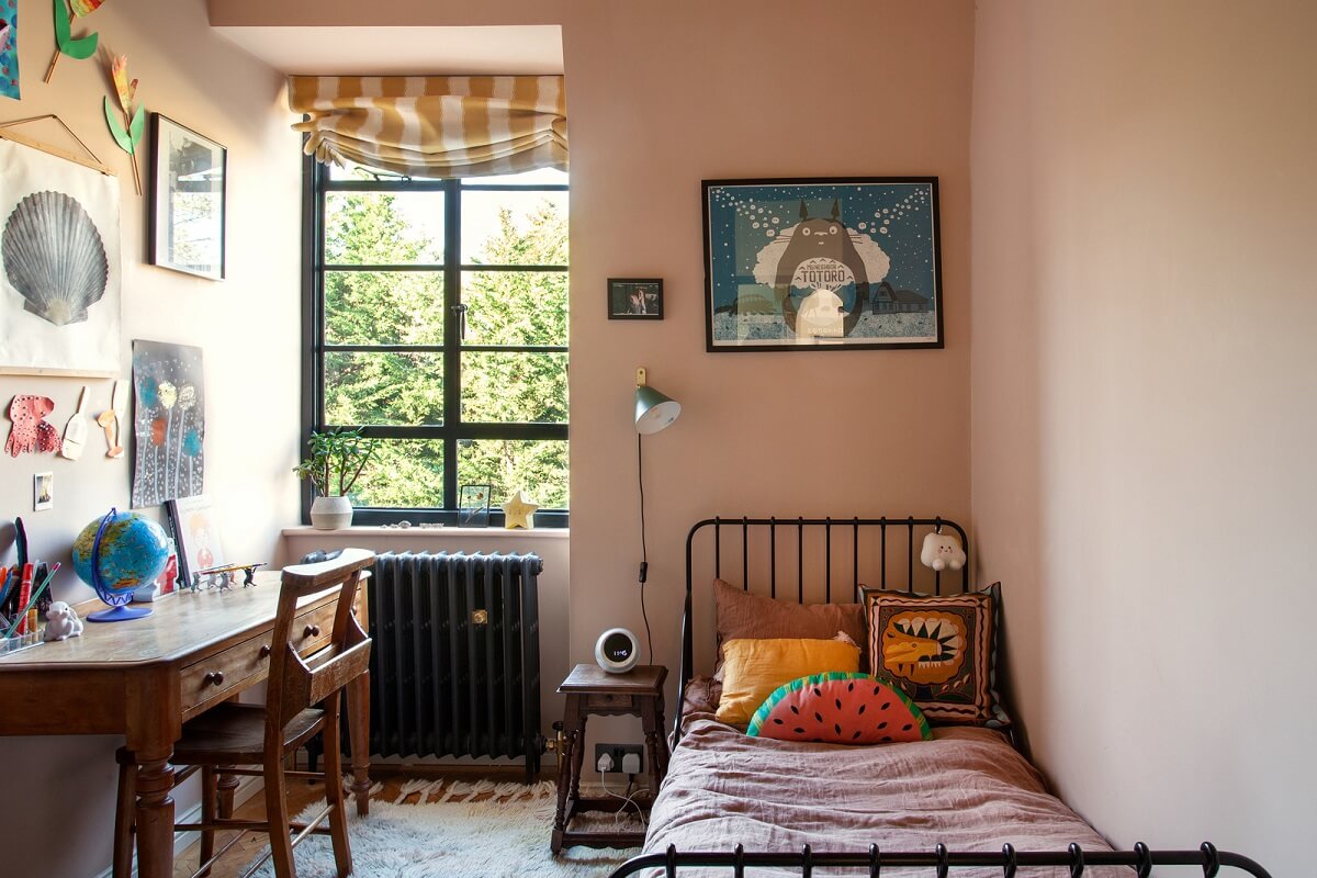 A Charming Apartment in an Art Deco Building in London 11 light-pink-kids-bedroom-striped-curtain-nordroom