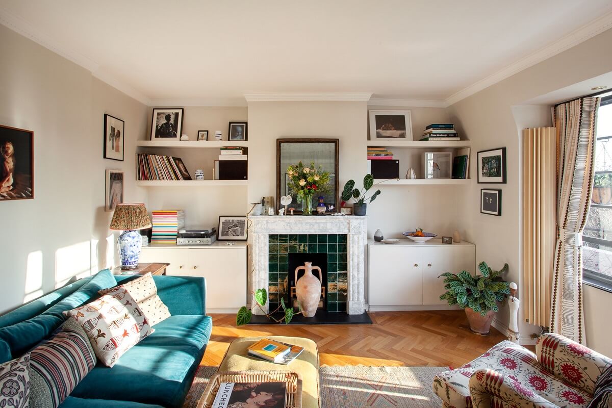living-room-marble-fireplace-green-tiles-shelves-nordroom