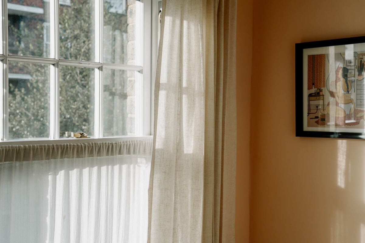 A Tiny London Apartment with Refined Materials and Colors 5 natural light living room detail pink wall nordroom