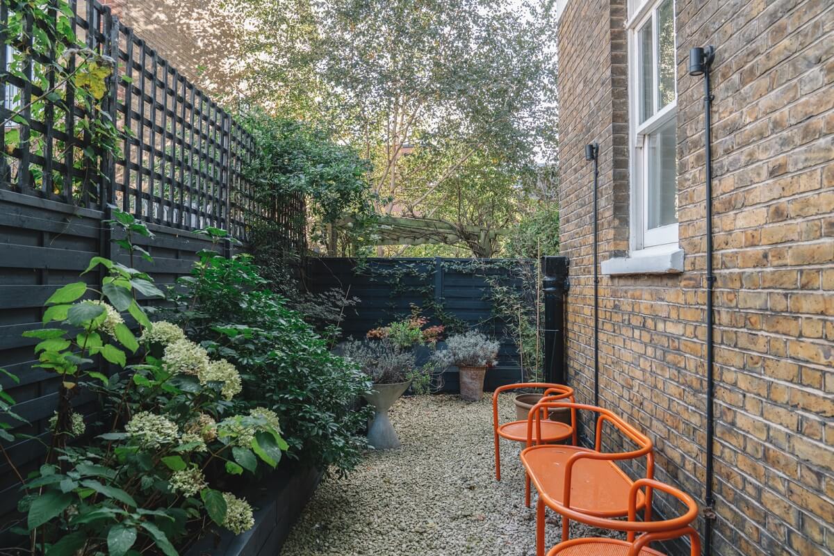 High Ceilings and Modern Design in a Light London Apartment 17 patio garden london apartment