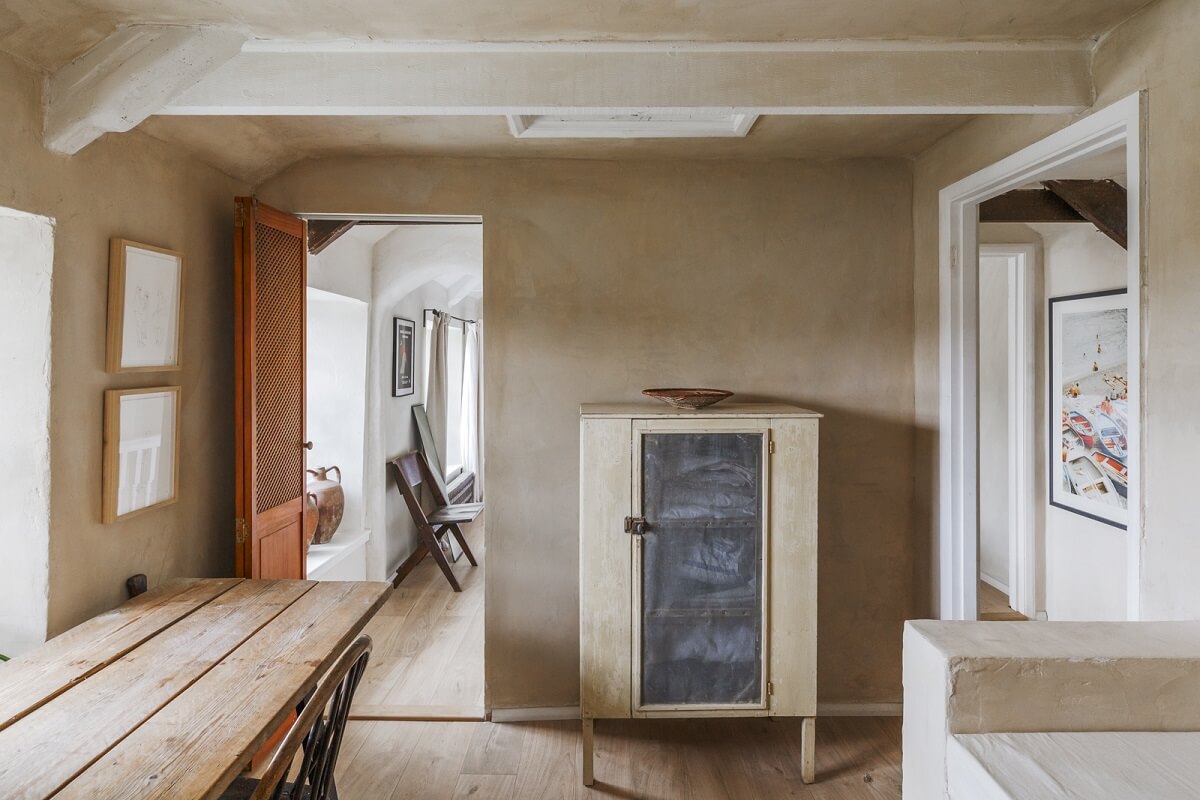 A Serene English Cottage in Cornwall 16 rustic-wooden-desk