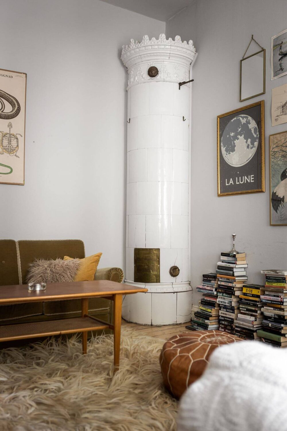 A Studio Apartment with Vintage Decor 2 scandi-studio-apartment-vintage-sofa-fireplace-nordroom
