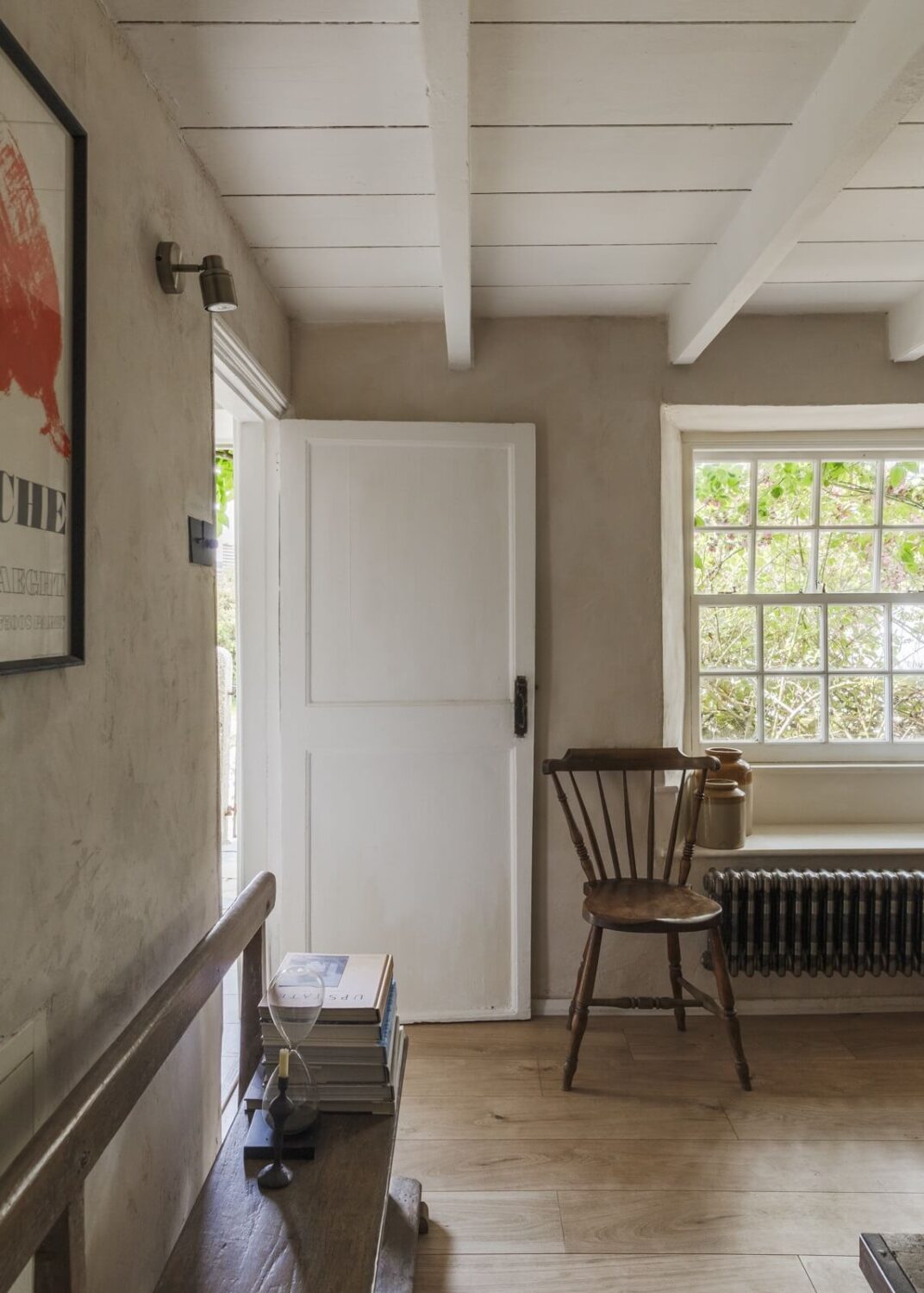A Serene English Cottage in Cornwall 6 serene-living-room-wooden-floor-wooden-ceiling-nordroom