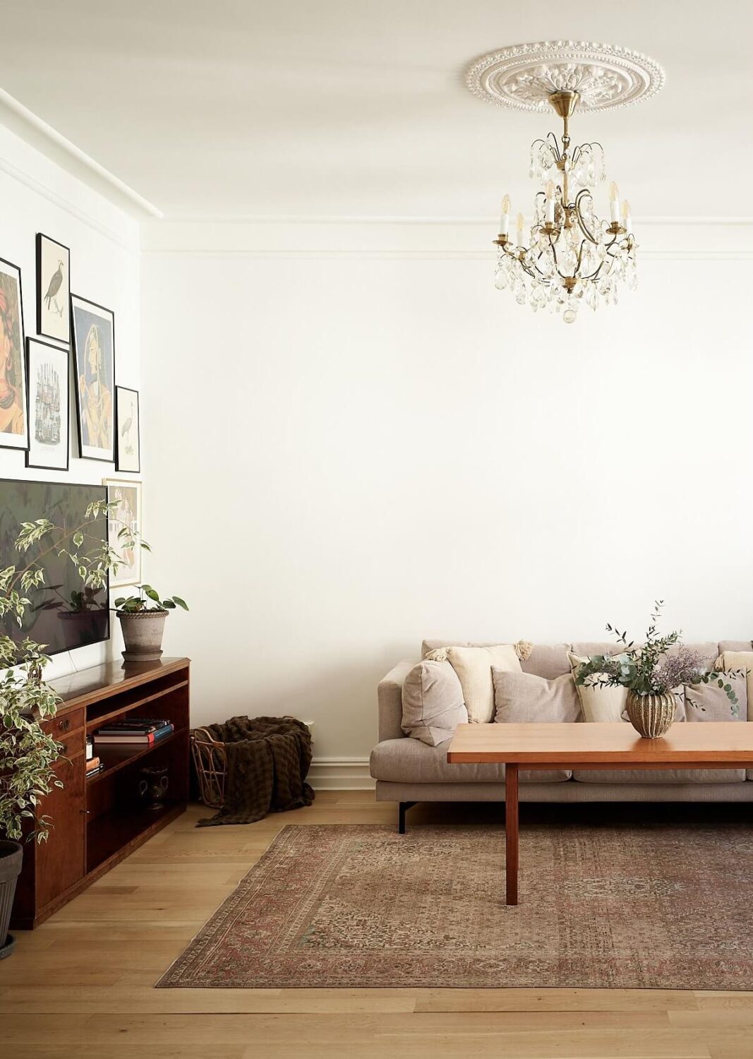 William Morris Wallpaper in a Scandinavian Apartment 2 white walls and stucco living room