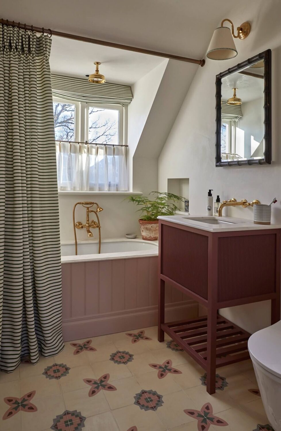 50+ Rooms That Prove ‘The Unexpected Red Theory’ Really Works 15 bathroom with red sink table