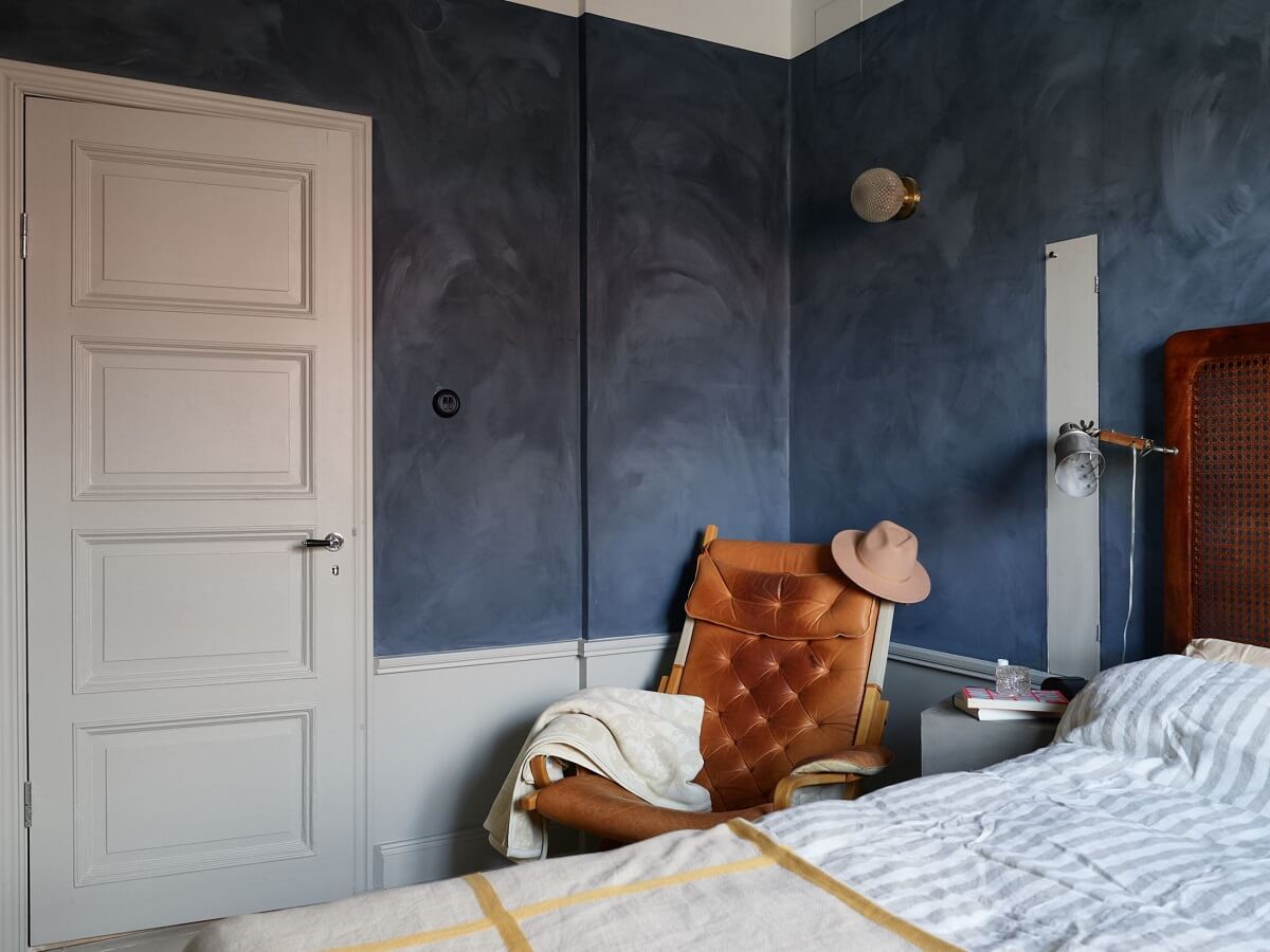 Cozy Vintage Style in a Swedish 1920s Apartment 20 bedroom blue chalk matted walls nordroom