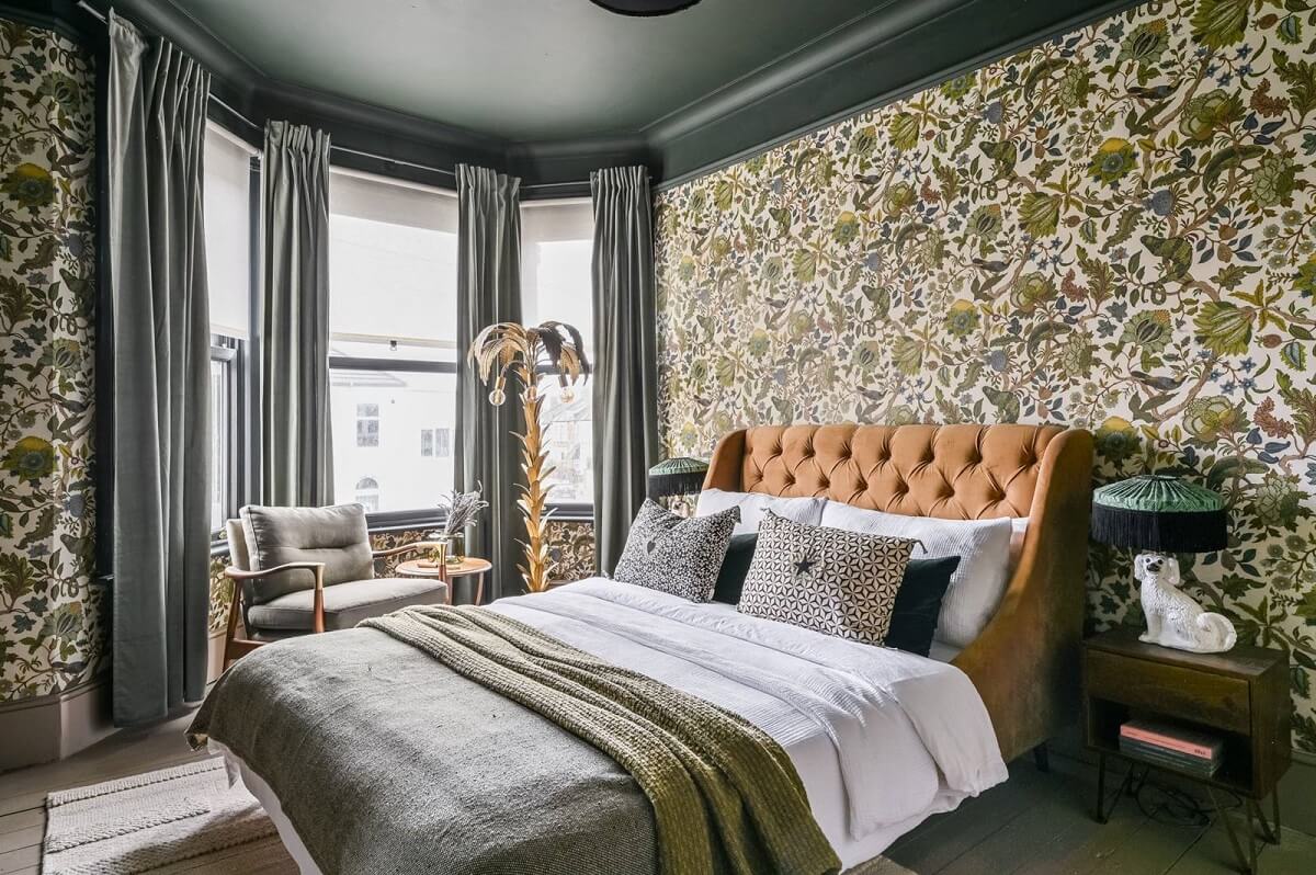 An Eclectic Victorian Townhouse in London 10 bedroom-botanical-wallpaper-gray-ceiling-nordroom
