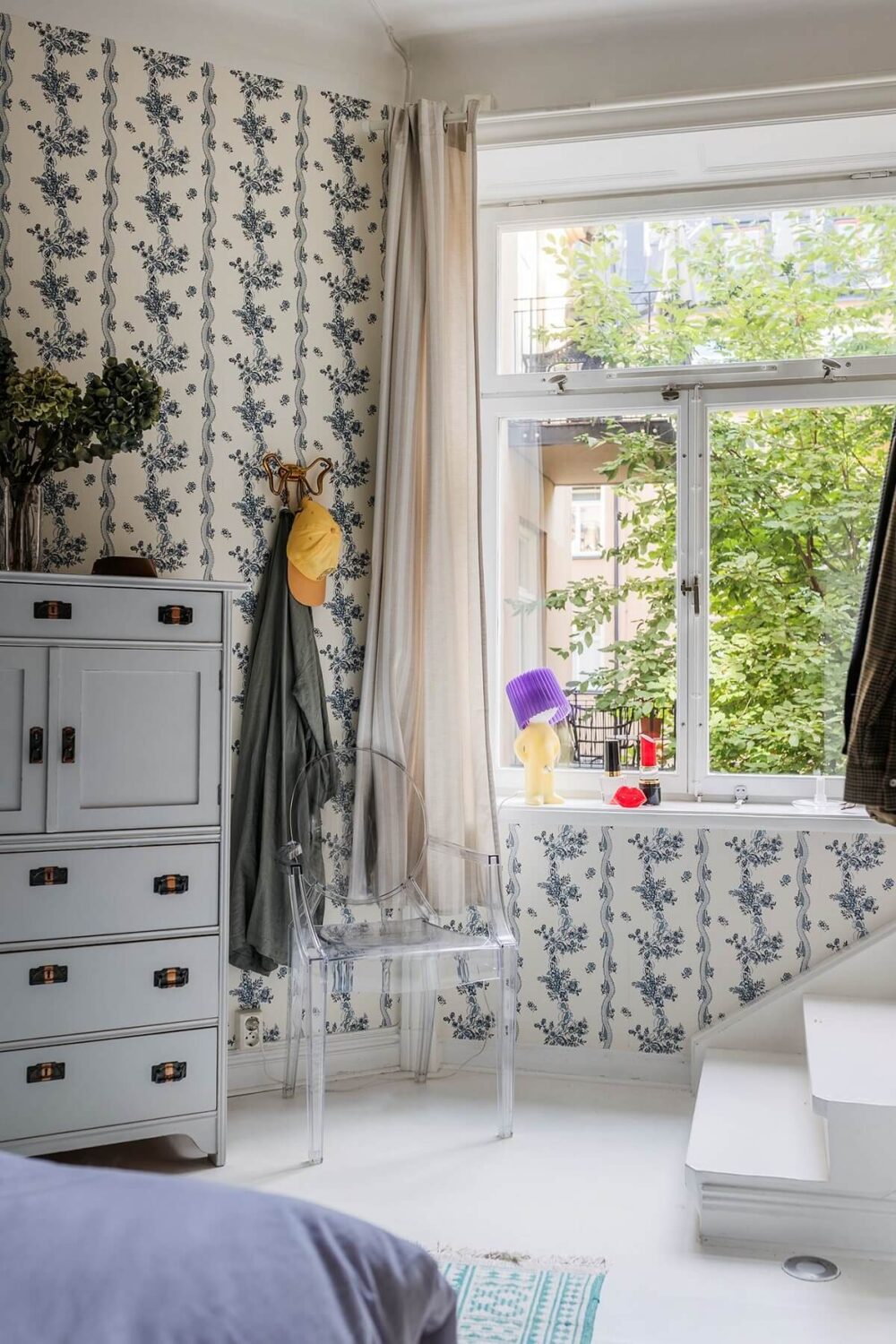 A Small Split-Level Apartment in Stockholm 14 bedroom wallpaper vintage cabinet