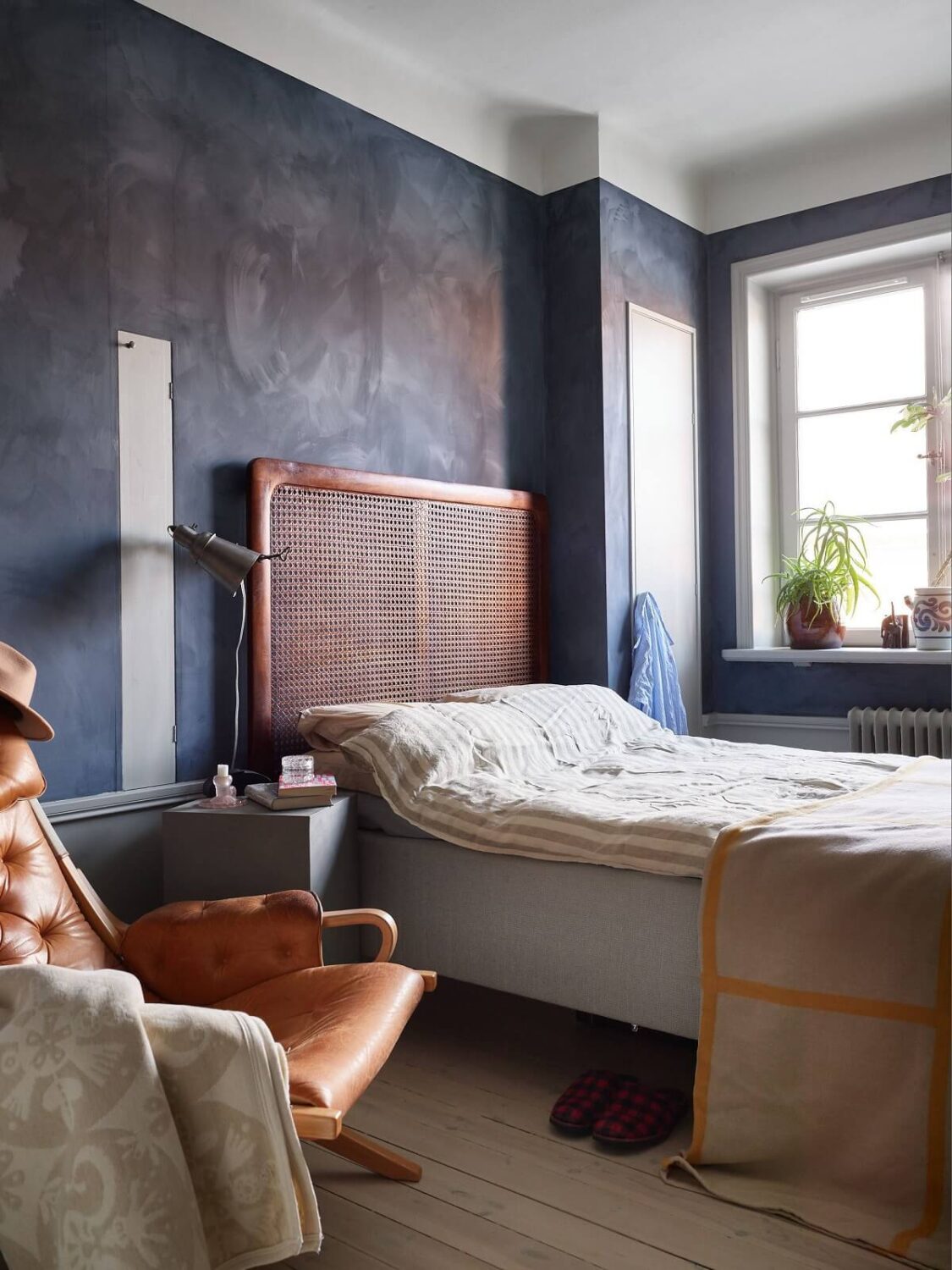 Cozy Vintage Style in a Swedish 1920s Apartment 17 bedroom with blue chalk matted wall paint nordroom