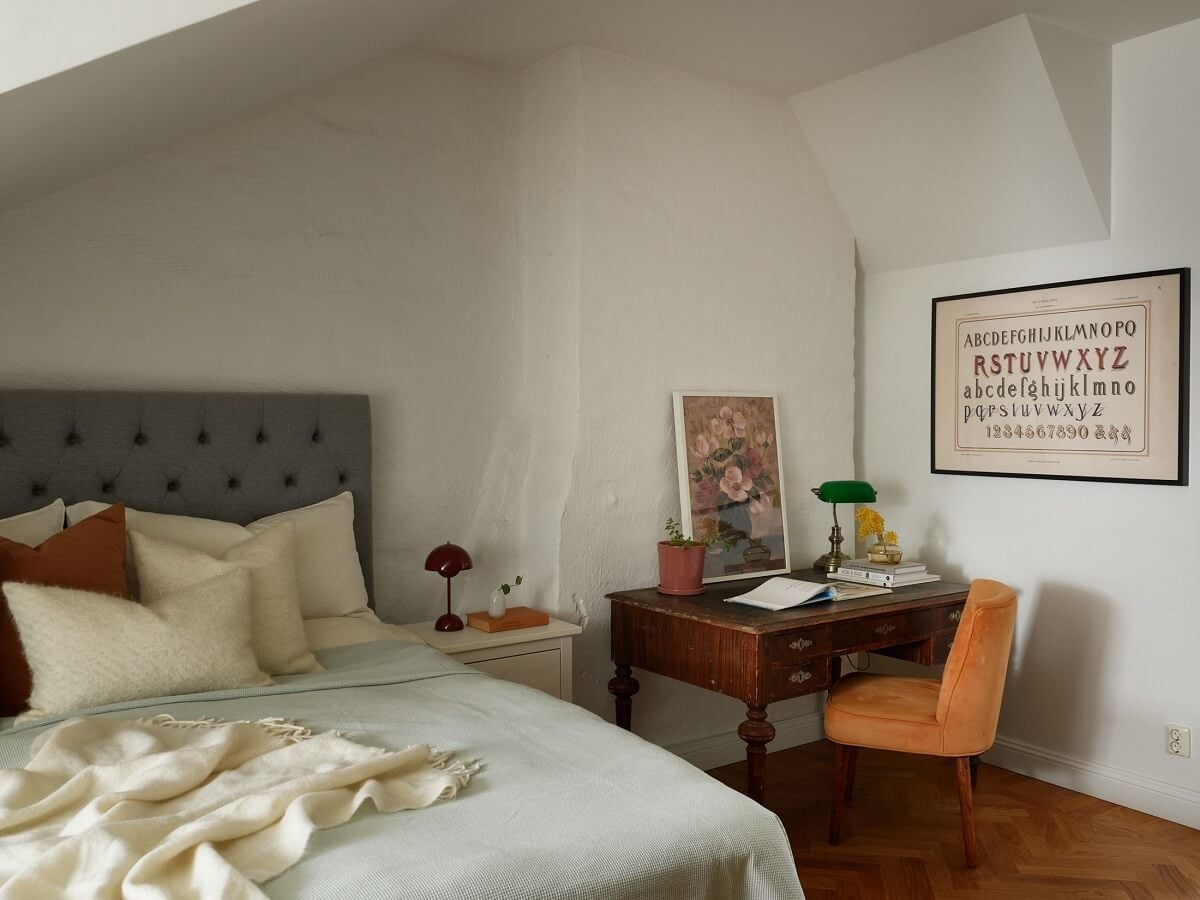 Green Tones in a Renovated Stockholm Duplex Apartment 17 bedroom with desk