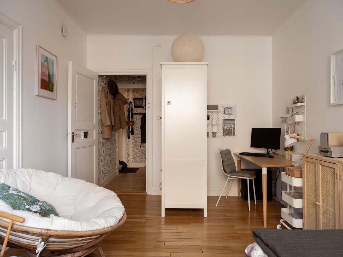 A Swedish Apartment with Light-Filled Rooms 15 bedroom with home office