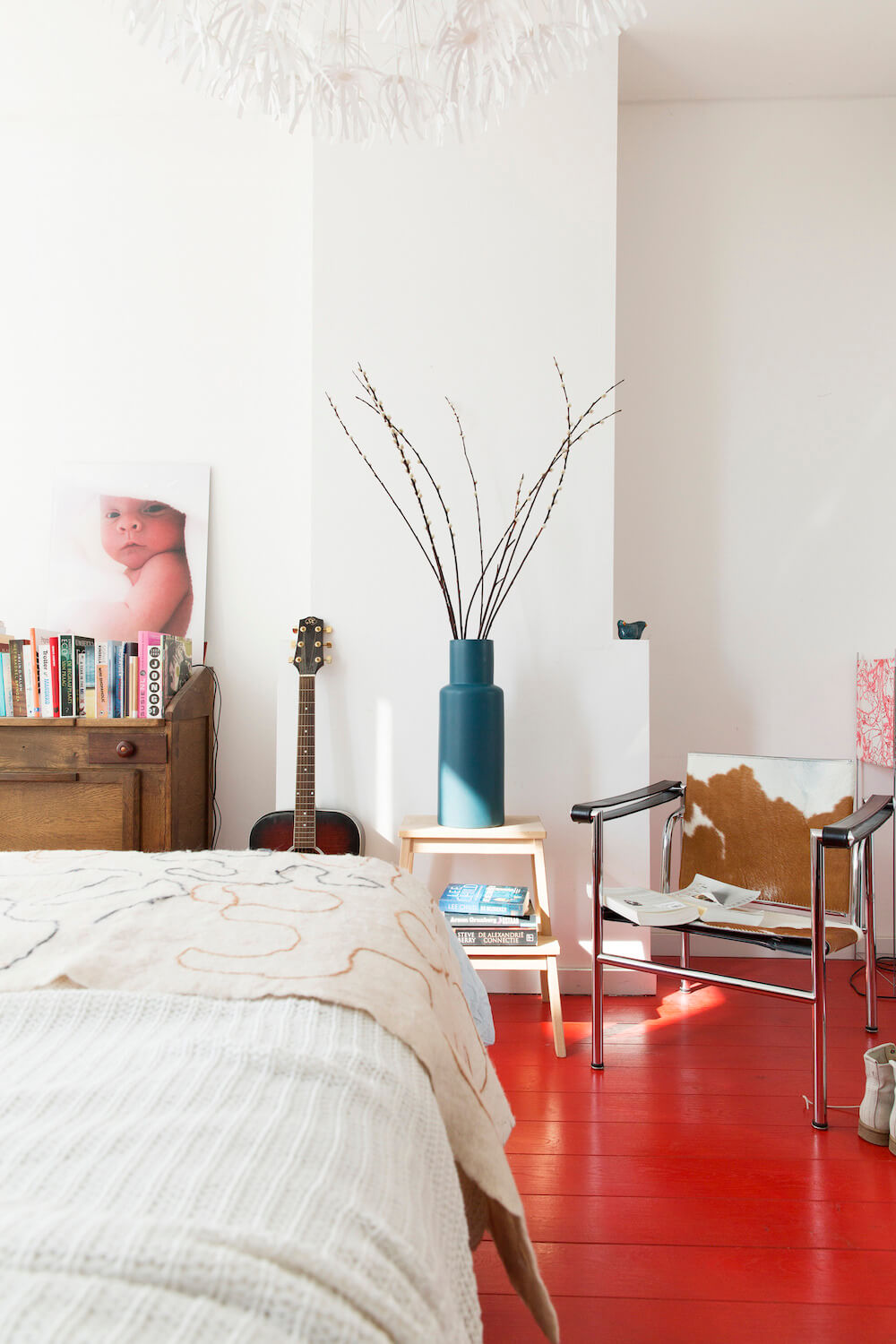 50+ Rooms That Prove ‘The Unexpected Red Theory’ Really Works 43 bedroom with red floor