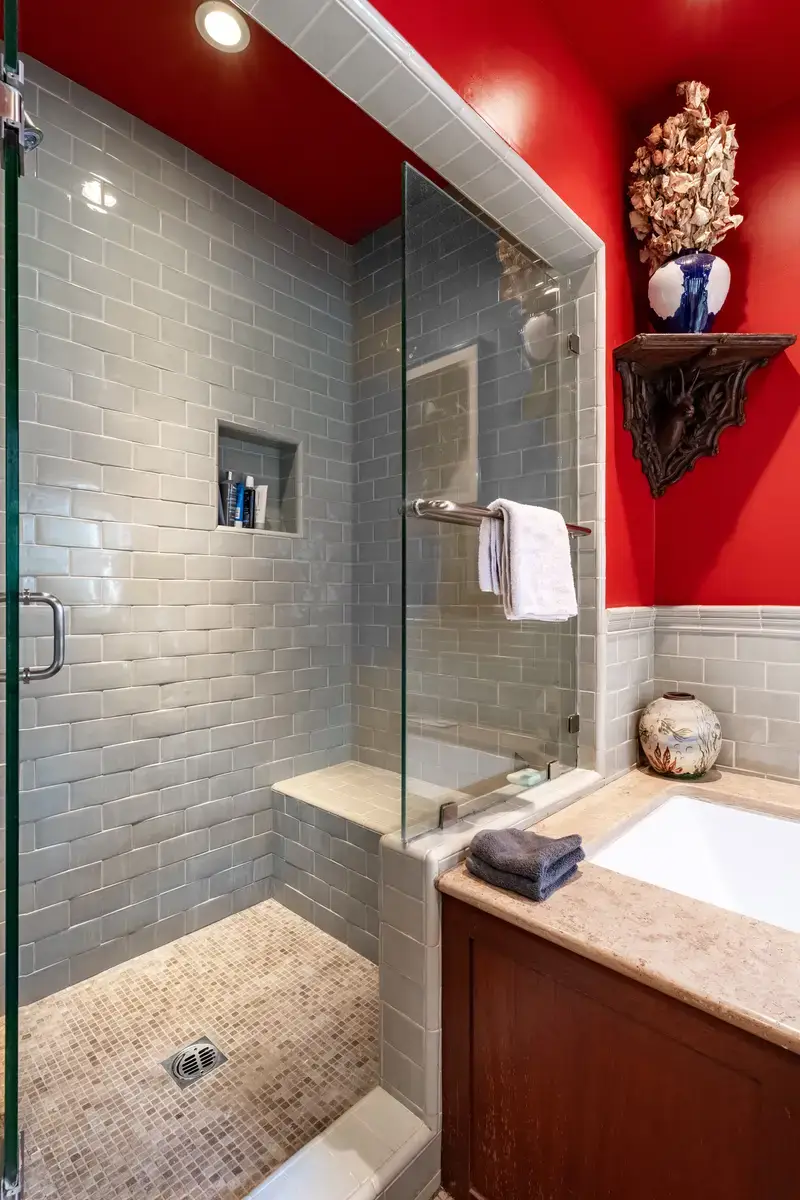 50+ Rooms That Prove ‘The Unexpected Red Theory’ Really Works 61 blue-tiles-shower-red-walls-nordroom