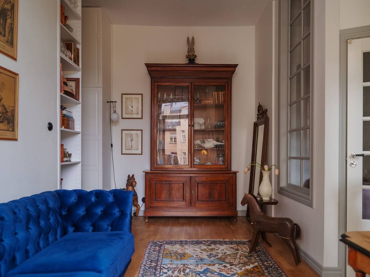 A Tiny Apartment with Antique Furniture 3 cobalt blue sofa in living room