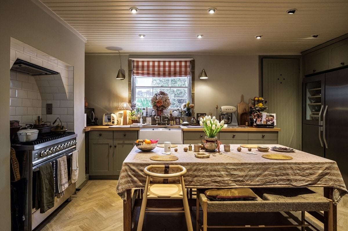 A Cozy and Charming Georgian Townhouse in London 8 cozy kitchen with dining table