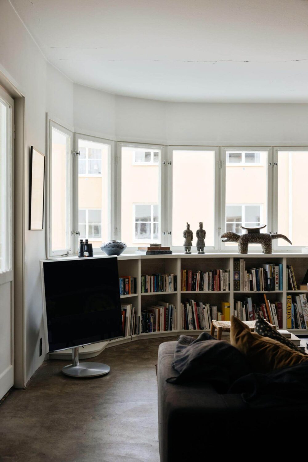 An Industrial Apartment with Black Walls 9 curved wall with bookshelves living room nordroom